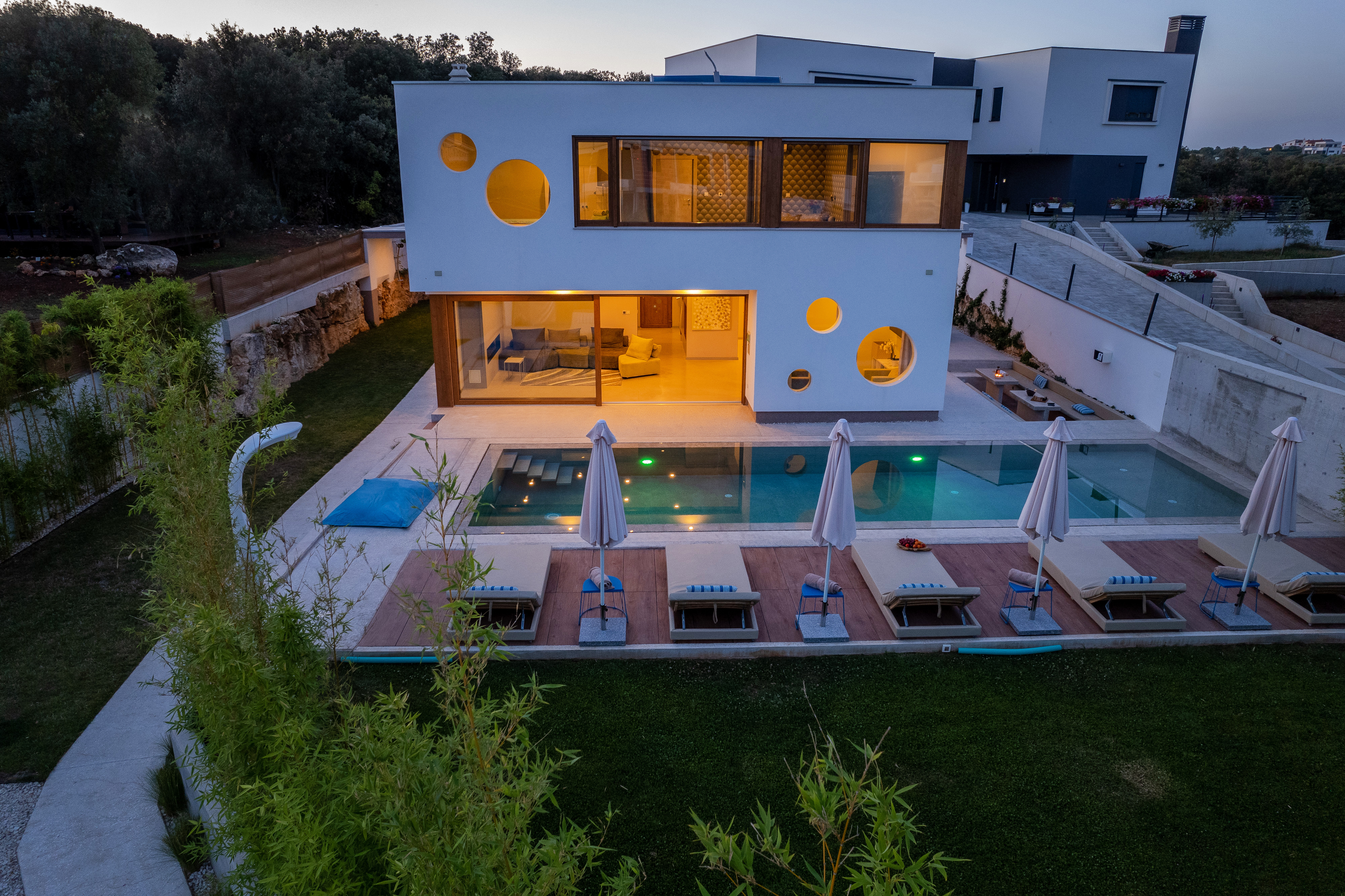 Moderner Außenbereich der Villa Breeze