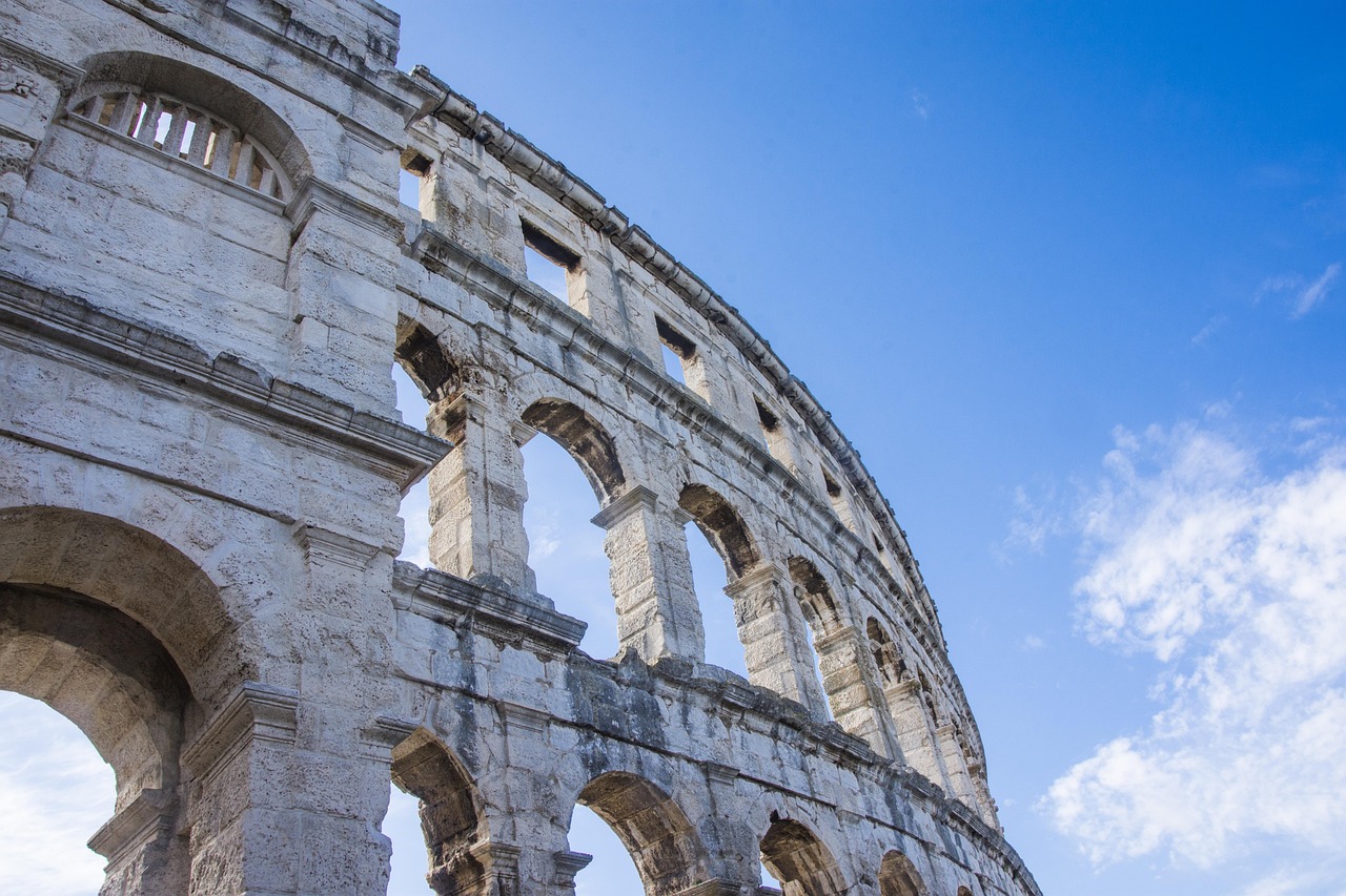 Arena di Pula sotto un cielo azzurro