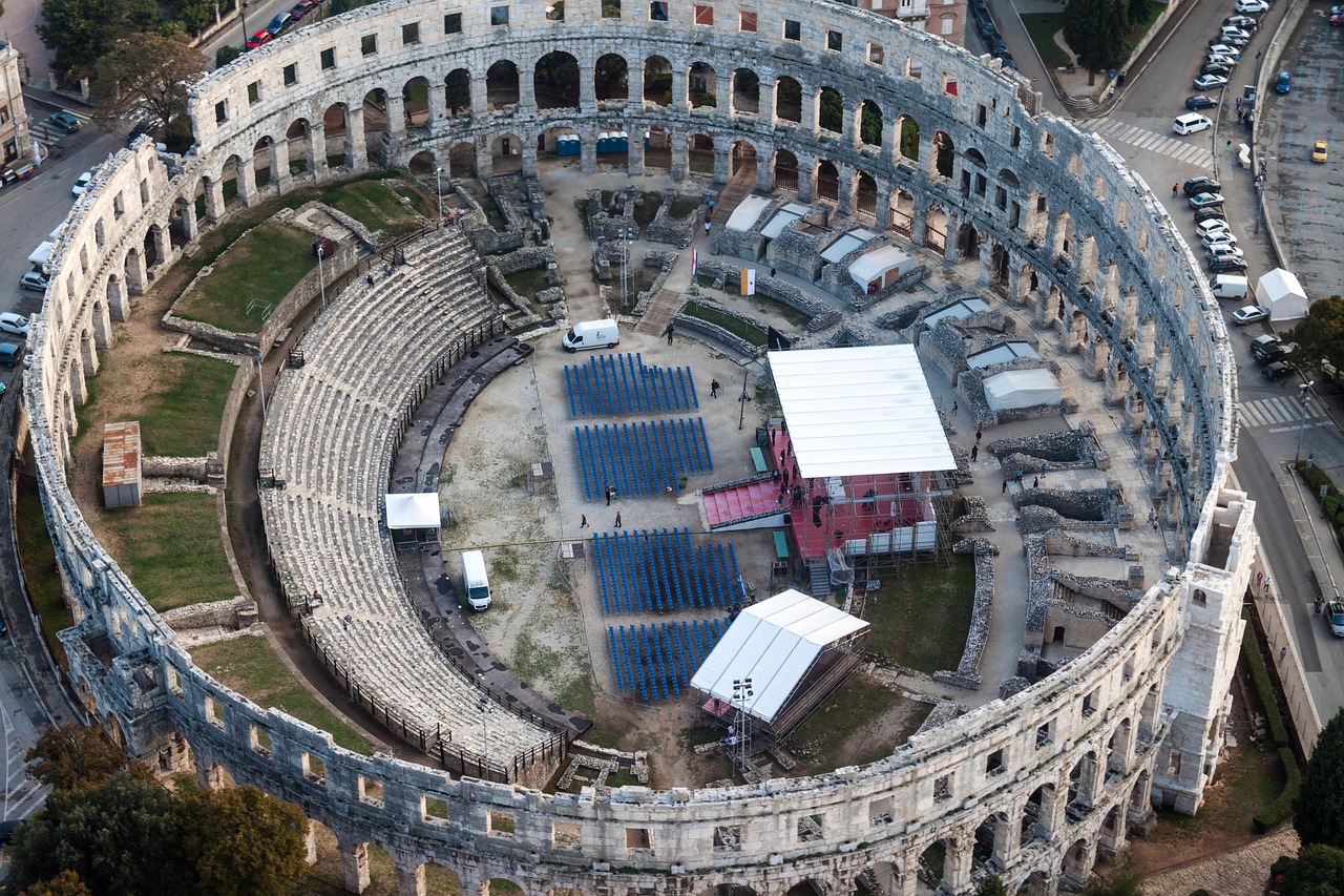 Vista aerea dell'interno dell'Arena di Pula