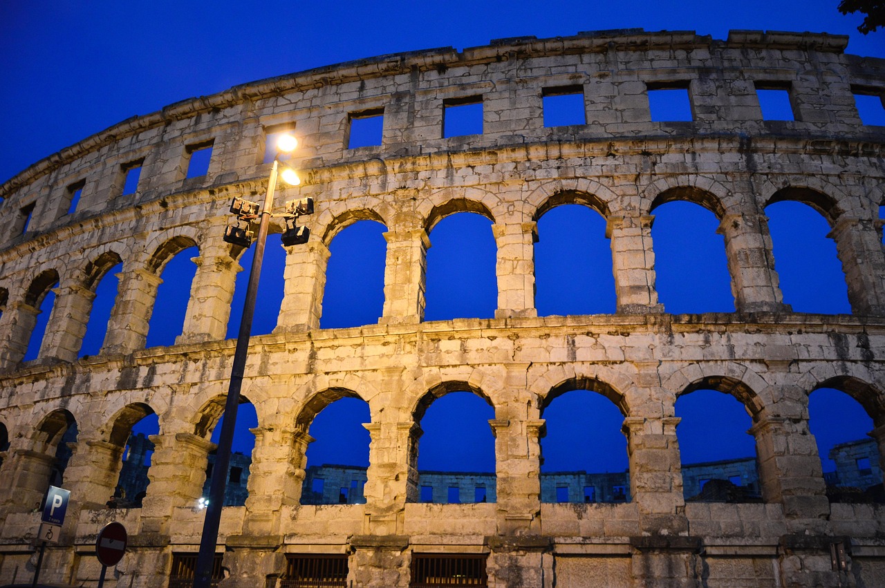 Arena di Pula illuminata dopo il tramonto