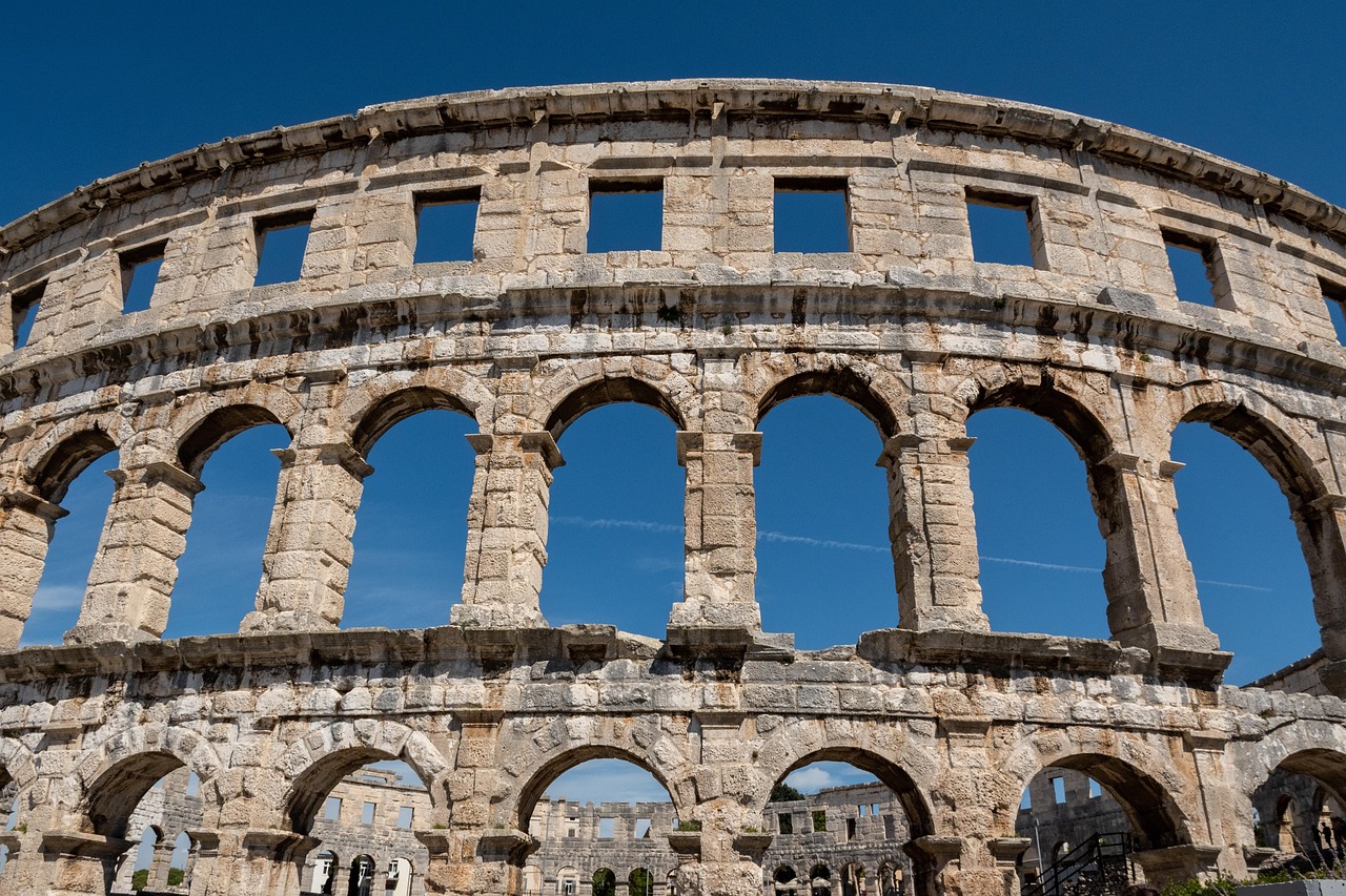 File di archi all'interno dell'Arena di Pula