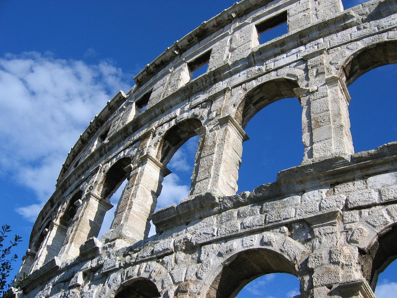 Parete esterna curva dell'Arena di Pula
