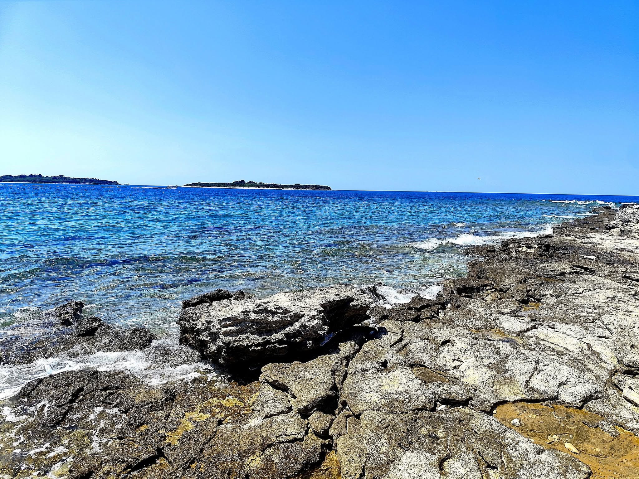 Costa rocciosa dell'Adriatico affacciata sulle isole Brioni