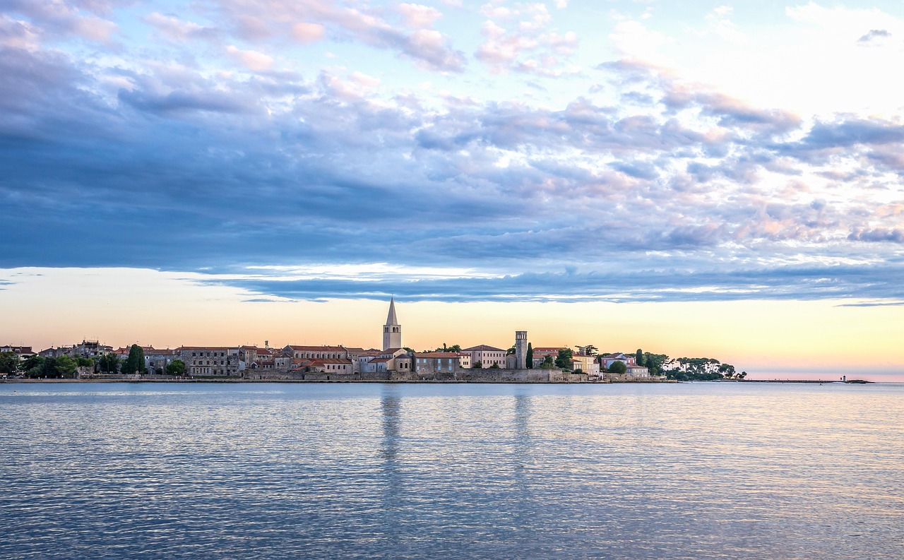 Costa delle isole Brioni al tramonto