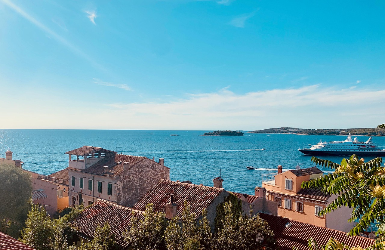 Vista adriatica verso le isole dalla costa istriana
