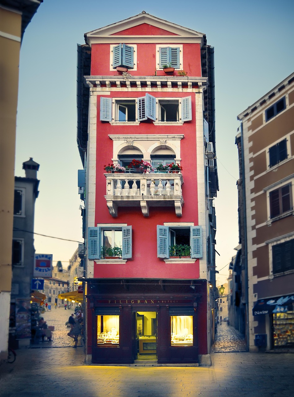 Edificio storico colorato in un centro istriano