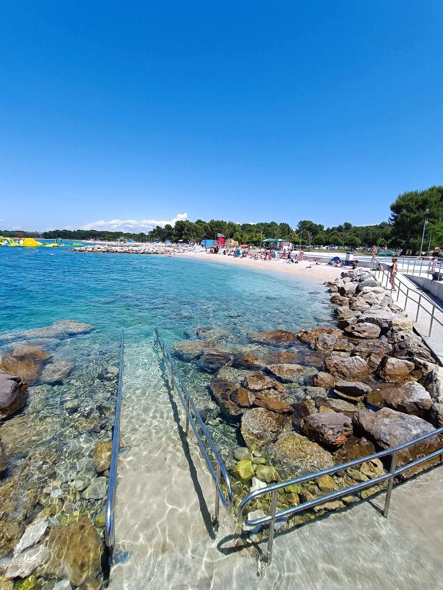Accesso agevole al mare sulla costa di Pula